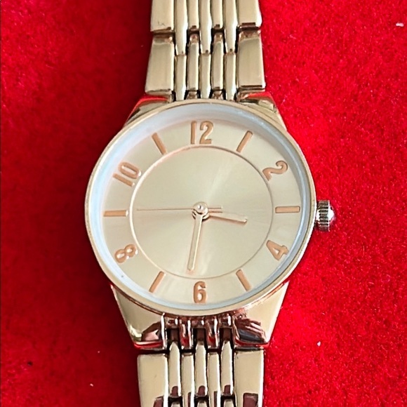 Stylish Rose Gold-Tone Watch with Link Bracelet main image 4